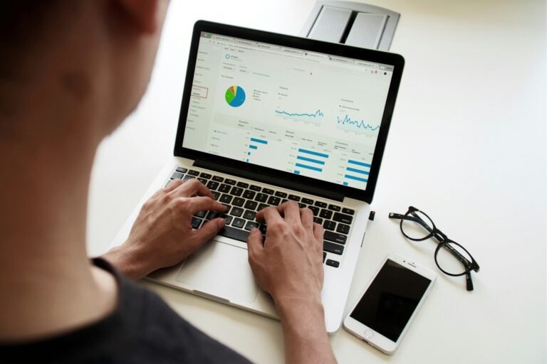 Persona revisando gráficos de analítica web en un portátil