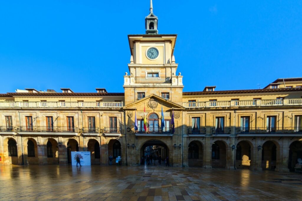 Consultor SEO en Asturias: posicionamiento web desde Oviedo 1 Ayuntamiento de Oviedo en la plaza de la Constitución, Asturias