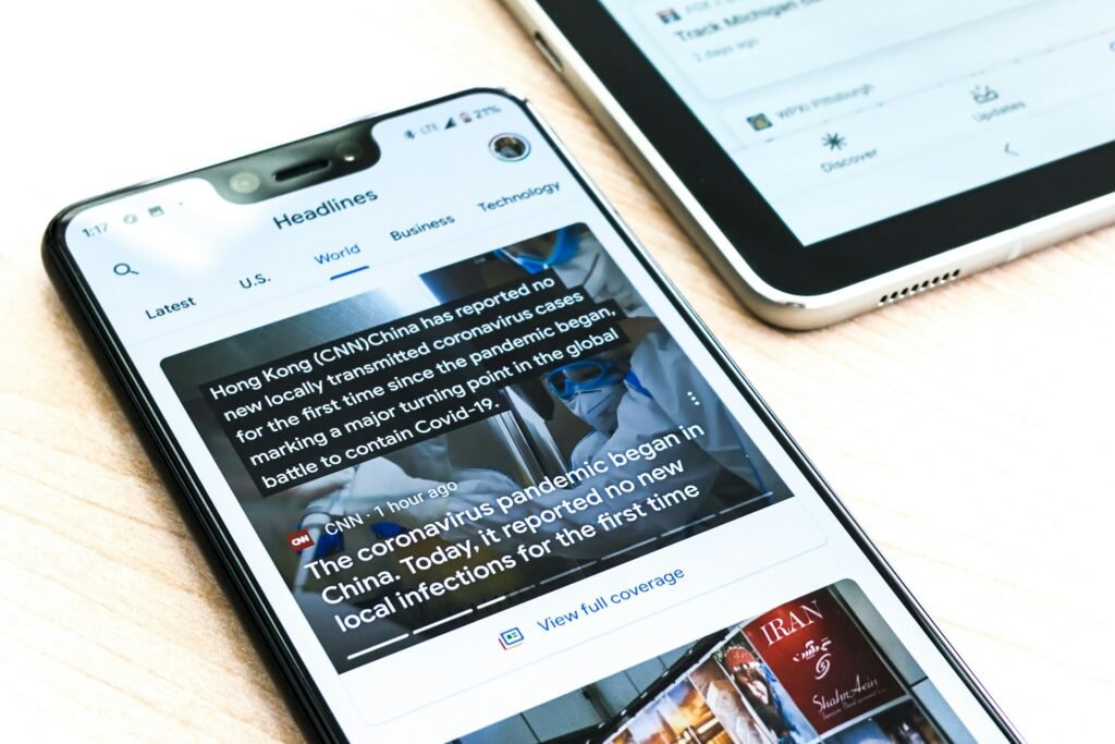 Cómo aparecer en Google Discover: guía para medios 2 Móvil y tableta con portadas de medios digitales