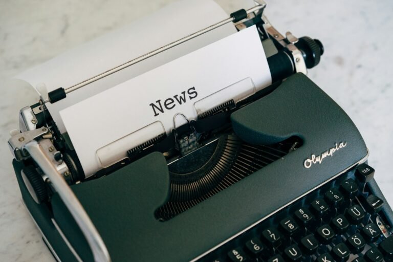 Máquina de escribir con un papel que dice News