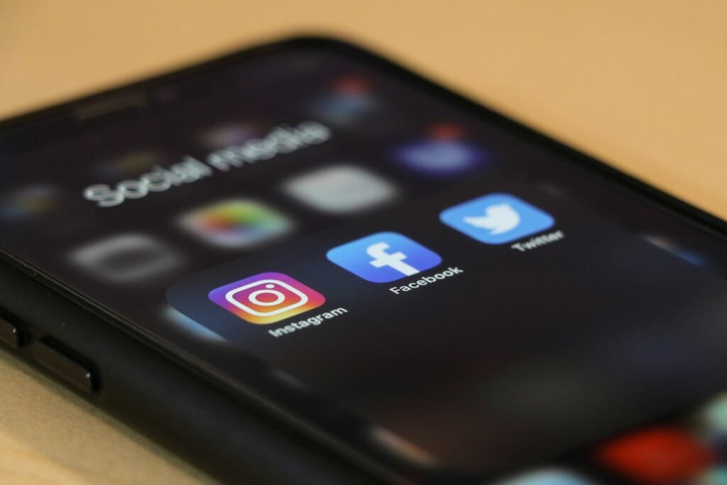 Móvil con la carpeta de aplicaciones de redes sociales