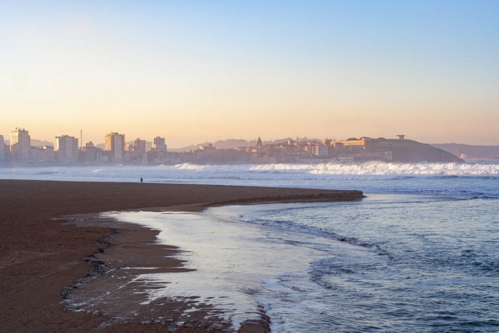 Consultor SEO en Asturias: posicionamiento web desde Oviedo 5 Playa de San Lorenzo en Gijón, Asturias, con olas llegando a la orilla