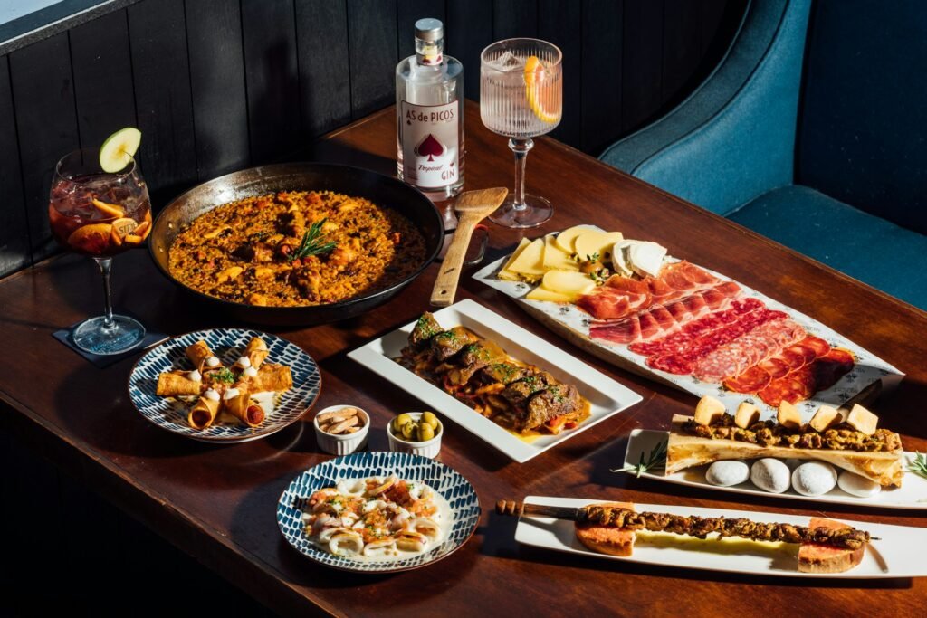 Mesa de restaurante con platos para compartir y bebidas