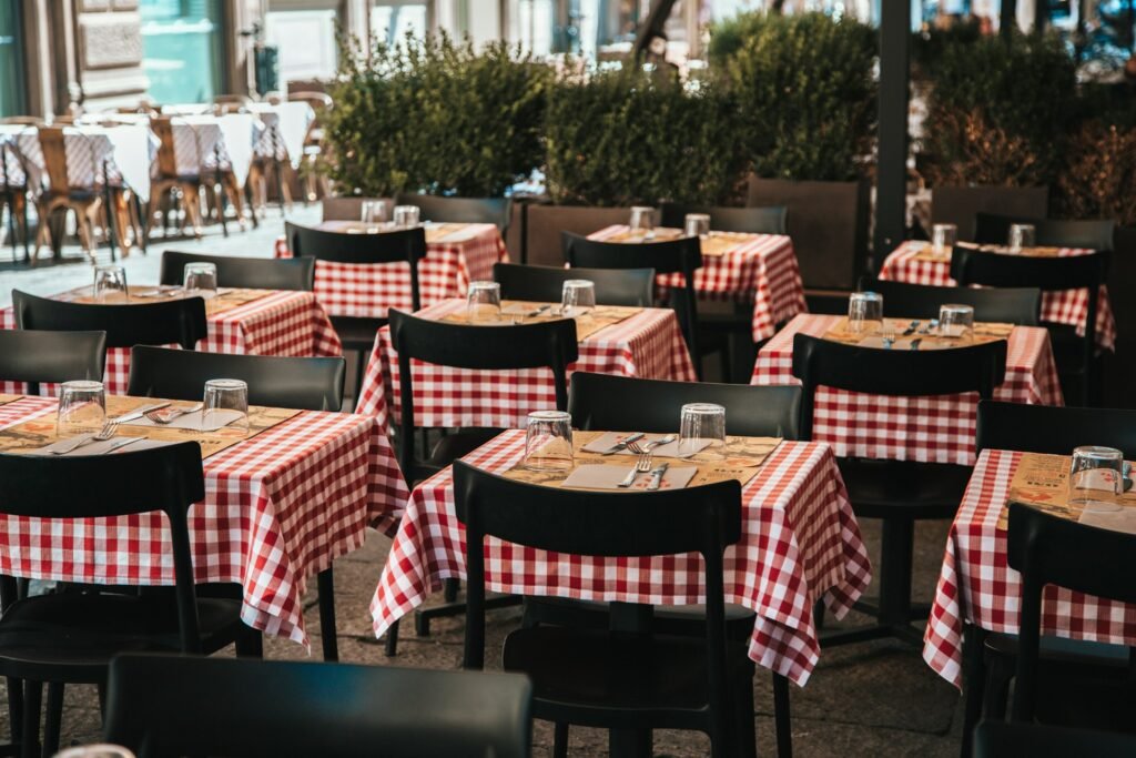 Terraza de restaurante con manteles de cuadros